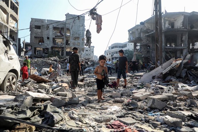GAZA, 30 de julho de 2026  -- Palestinos inspecionam os danos causados por um ataque aéreo israelense no campo de refugiados de Al-Shati, a oeste da cidade de Gaza, em 30 de julho de 2026.