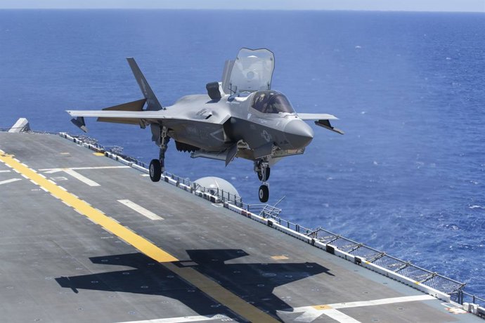 Archivo - Arquivo - 19 de abril de 2026, Oceano Pacífico, águas internacionais: Um caça stealth F-35B Lightning II do Corpo de Fuzileiros Navais dos EUA, designado ao esquadrão “Green Knights” do 121º Esquadrão de Caça e Ataque dos Fuzileiros Navais, pous