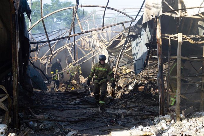 Archivo - Los bomberos trabajan en el mercado de Antykar, en el distrito de Obolonskyi, que se incendió a causa de un ataque con misiles ruso perpetrado durante la noche
