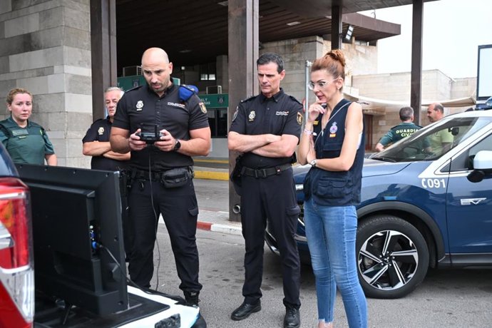 Sabrina Moh permanece en la frontera desde primera hora de la tarde, realizando un seguimiento en directo y continuo de la evolución de la situación y de las posibles actuaciones del dispositivo