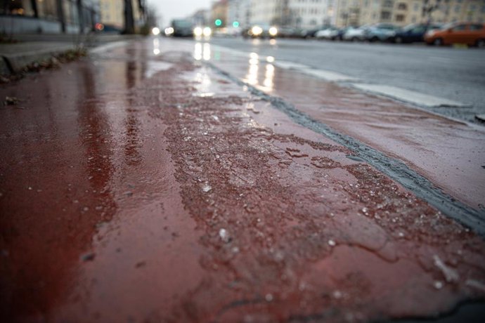 Archivo - December 27, 2025, Berlin, Berlin, Germany: On Saturday, December 27, 2025, icy road and sidewalk conditions in Berlin, Germany, created hazardous travel across the city as black ice formed during freezing temperatures. Berlin police said hundre