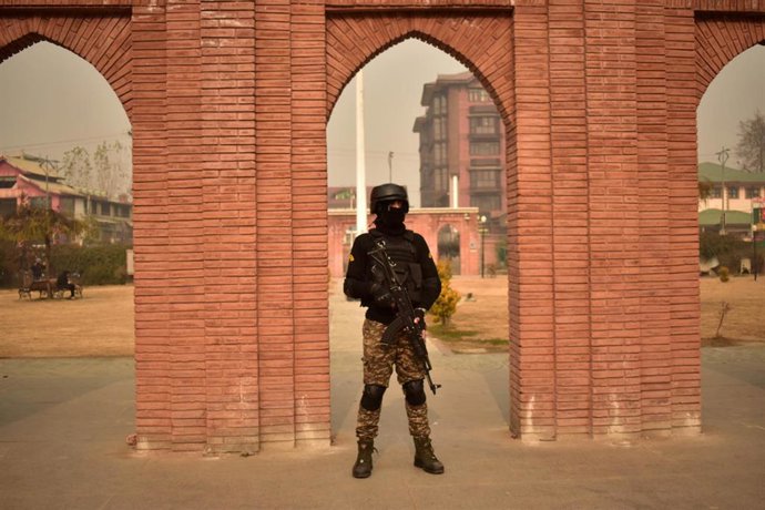 Archivo - Las fuerzas de seguridad llevan a cabo registros en los controles de seguridad de Lal Chowk, en Srinagar, tras la explosión de un coche en Delhi.