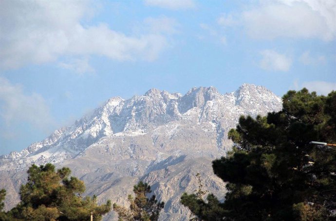 Archivo - February 28, 2024, Pakistan: QUETTA, PAKISTAN, FEB 28: Beautiful eye-catching view of clouds during cloudy weather .of winter season while mountains covered with snow, captured over the horizon of Quetta on .Wednesday, February 28, 2024.