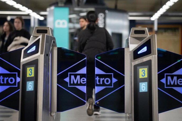 Archivo - Logotipo del Metro de Madrid, a 20 de diciembre de 2025, en Madrid (España)