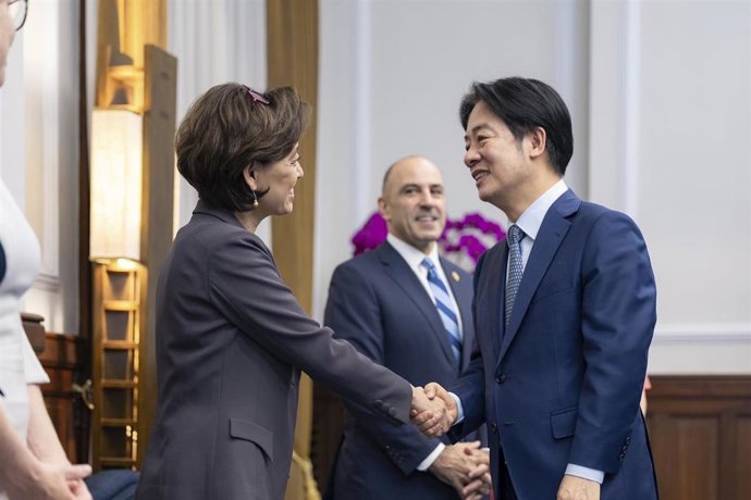 Archivo - La congresista estadounidense, Young Kim, saluda al presidente de Taiwán, Lai Ching Te, durante una visita oficial a la isla en mayo de 2024
