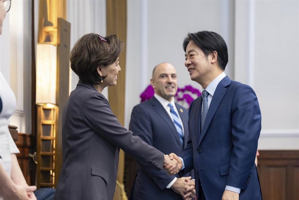 Archivo - La congresista estadounidense, Young Kim, saluda al presidente de Taiwán, Lai Ching Te, durante una visita oficial a la isla en mayo de 2024