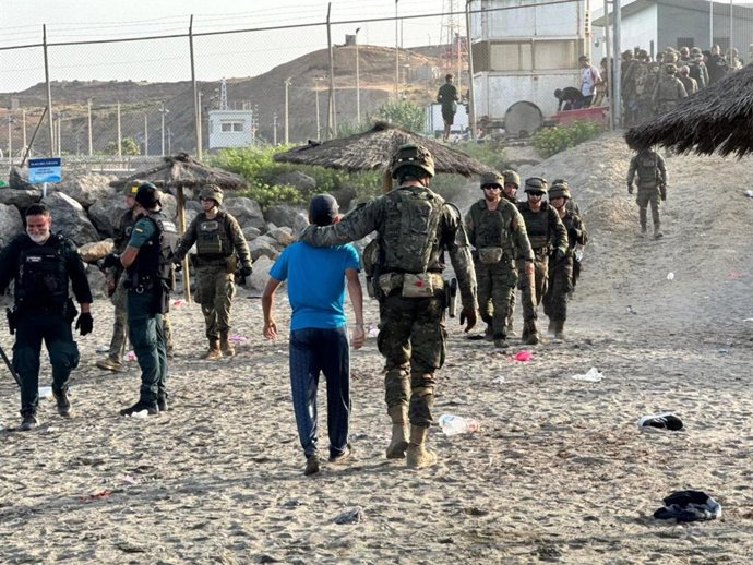 Militares acompanham migrantes em Ceuta até a fronteira de El Tarajal