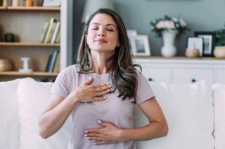 Archivo - Mujer haciendo ejercicios de respiración.