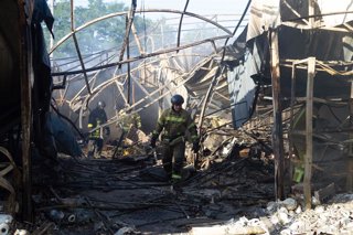 Arxivo - Els bombers treballen al mercat d'Antykar, en el districte d'Obolonskyi, que es va incendiar a causa d'un atac amb míssils rus perpetrat durant la nit