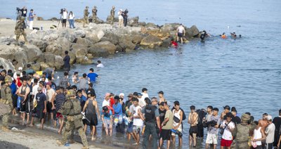 El Gobierno comienza la instalación de una barrera de contención en el espigón de Ceuta de 500 metros en el mar