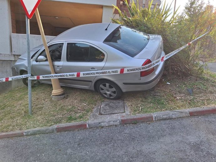 Un coche se sale de la vía y choca contra el garaje de un edificio de la avenida del Faro