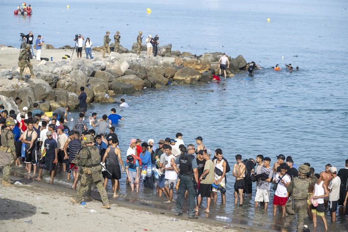 Dezenas de migrantes tentam cruzar para a Espanha vindos do Marrocos, em 31 de julho de 2026, em Ceuta (Espanha). Centenas de pessoas que entraram em Ceuta em massa nas últimas horas estão começando a retornar voluntariamente ao Marrocos pelo quebra-mar f