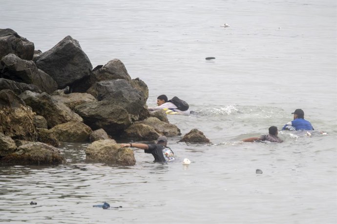 Dezenas de pessoas continuam tentando cruzar a fronteira, em 31 de julho de 2026, em Ceuta (Espanha). A cidade autônoma de Ceuta acordou com um grande número de pessoas que continuavam entrando do Marrocos logo no início desta manhã, após uma madrugada