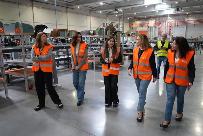La consejera de Política Social, Familias e Igualdad, Conchita Ruiz, en la visita realizada a una empresa que ha implantado un plan de igualdad.
