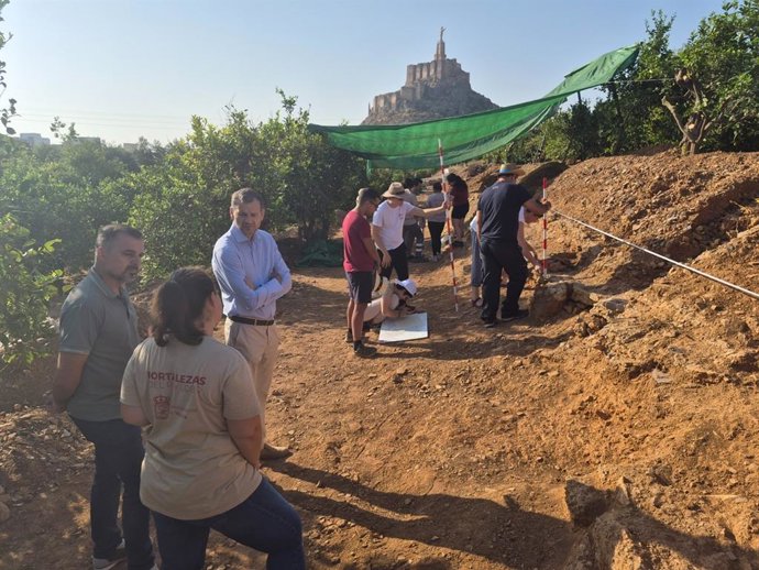 El concejal responsable del proyecto estratégico Fortalezas del Rey Lobo, Marco Antonio Fernández, ha visitado el avance de los trabajos con motivo de la finalización de la campaña