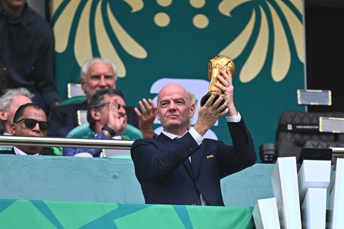 Archivo - Arquivo - ARQUIVADO - 11 de junho de 2026, México, Cidade do México: O presidente da FIFA, Gianni Infantino, apresenta o troféu da Copa do Mundo durante a cerimônia de abertura da Copa do Mundo da FIFA 2026, antes da partida de futebol do Grupo 