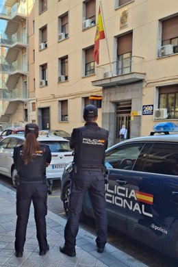 Archivo - Sucesos.- En libertad un joven tras dar un cabezazo en la cara a un policía en un local de apuestas de Valladolid