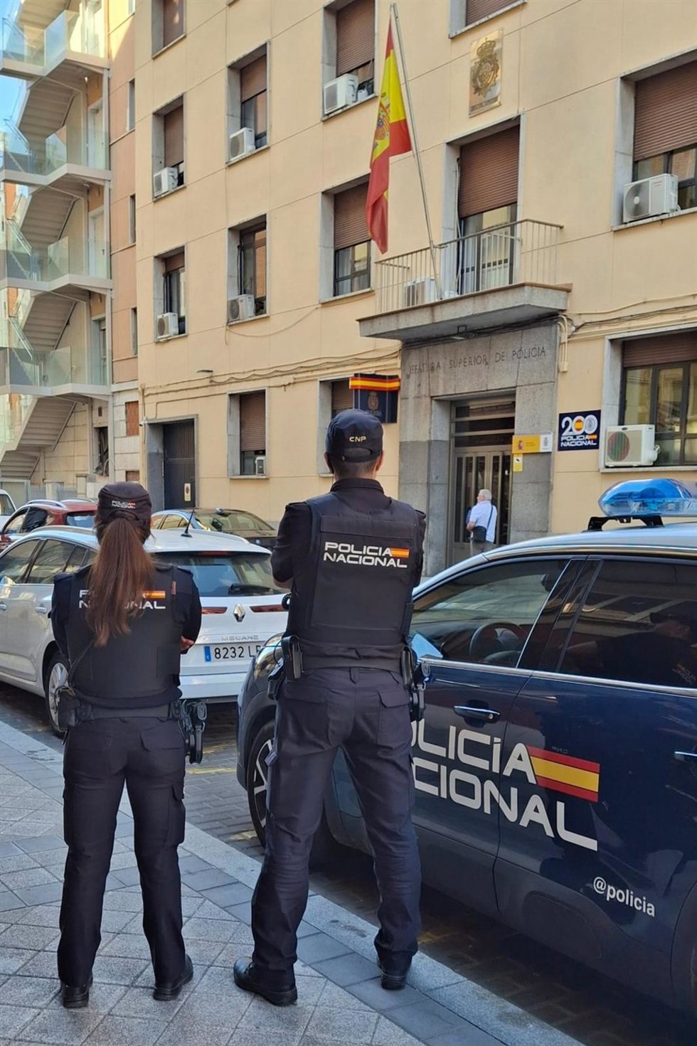 Archivo - Sucesos.- En libertad un joven tras dar un cabezazo en la cara a un policía en un local de apuestas de Valladolid