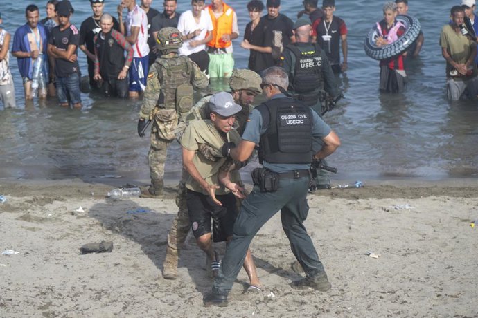 Desenes de migrants intenten creuar a Espanya des del Marroc, a 31 de juliol de 2026, a Ceuta (Espanya).