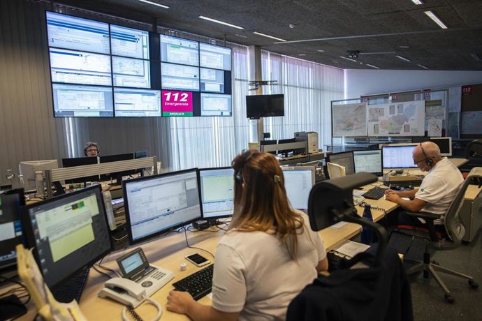 Archivo - Imagen de archivo de la sala de gestión del Servicio de Emergencias 112 Andalucía.