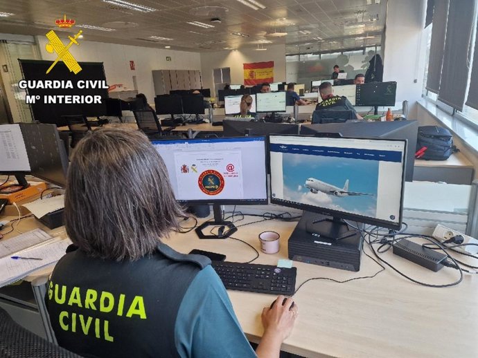 Archivo - La Guardia Civil resuelve una estafa de 'phishing' a una vecina de Gijón que recibió un correo que simulaba su banco