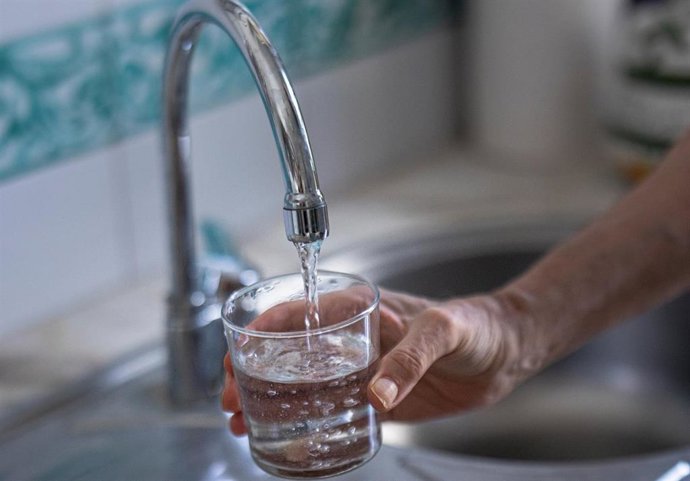 Archivo - Imágenes de recurso de una persona llenando un vaso de agua. A 25 de agosto de 2022, en Sevilla (Andalucía, España).