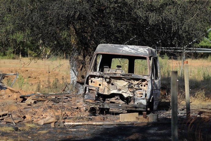 Un vehículo calcinado tras un incendio forestal, a 31 de julio de 2026, en Veguellina, León, Castilla y León (España)