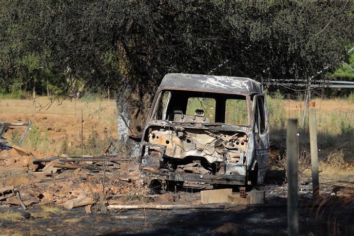Um veículo totalmente destruído pelo fogo após um incêndio florestal, em 31 de julho de 2026, em Veguellina, León, Castela e Leão (Espanha). Embora os trabalhos de combate ao incêndio tenham impedido o avanço das chamas durante a noite, os 405 moradores d