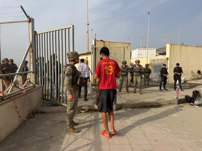 Continúa el goteo de salidas de personas desde Ceuta hasta Marruecos en la frontera del Tarajal, a 1 de agosto de 2026, en Ceuta (España). 