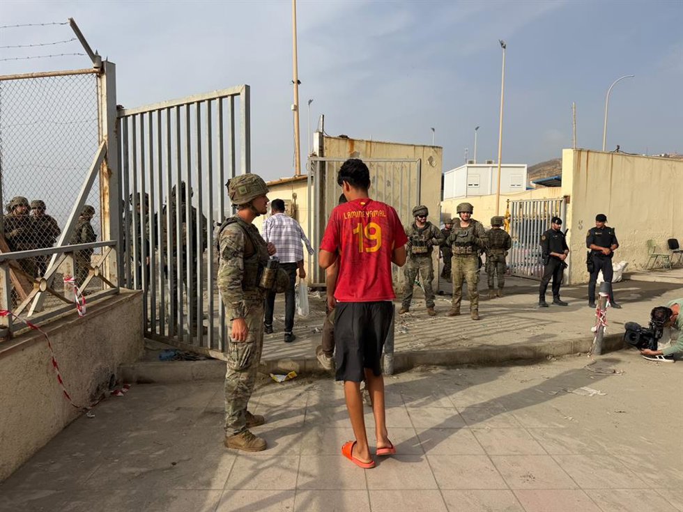 Continúa el goteo de salidas de personas desde Ceuta hasta Marruecos en la frontera del Tarajal, a 1 de agosto de 2026, en Ceuta (España). 