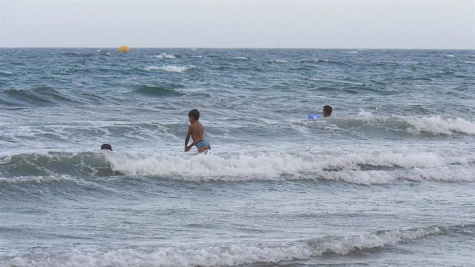 Niño bañándose en la playa en Canarias