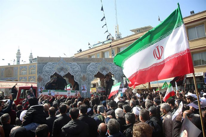 Archivo - Arquivo - 11 de março de 2026, Irã, Teerã: Iranianos participam do funeral de comandantes da Guarda Revolucionária Islâmica (IRGC), oficiais do exército e civis mortos em ataques aéreos dos EUA e de Israel no Irã. Foto: Gabinete do Líder Supremo
