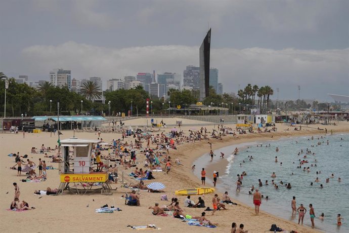 Bañistas toman el sol y se bañan en las playas de Barcelona, a 15 de julio de 2026, en Barcelona, Cataluña (España)