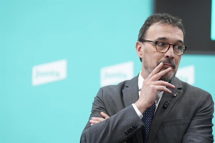 Archivo - El portaveu de Junts, Josep Rius, en declaracions a la seu del partit.