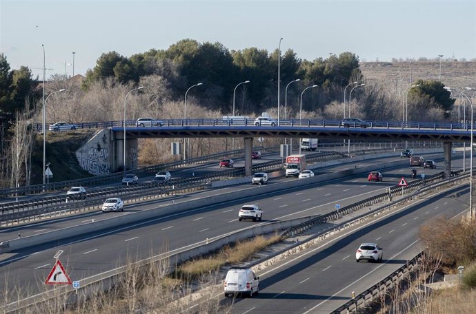 Archivo - Decenas de coches en la A-3, a 27 de diciembre de 2024, en Madrid (España)
