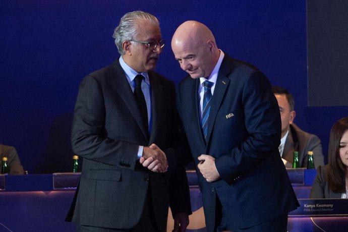 Archivo - May 16, 2024, Bangkok, Bangkok, Thailand: The FIFA President Gianni Infantino(L) and The President of the Asian Football Confederation (AFC) Shaikh Salman bin Ebrahim Al Khalifa(R) at the event The 34th Asian Football Confederation (AFC) Congres