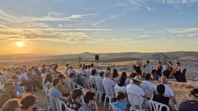 Asistentes a la actividad 'Las Lunas de Ategua' organizada por la Asociación Amigos de Ategua en Córdoba.