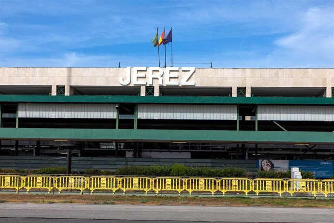 Archivo - Exterior del terminal del aeropuerto de Jerez.