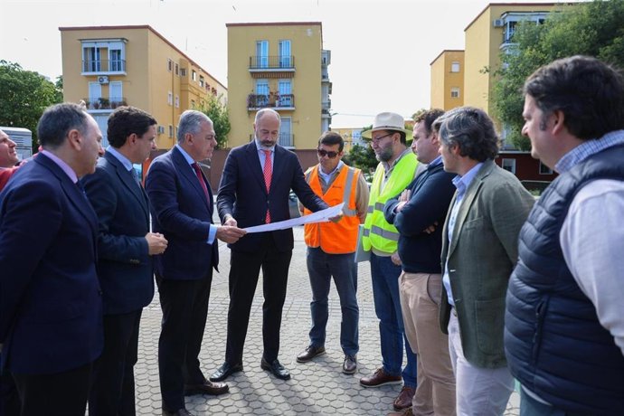 Archivo - El alcalde de Sevilla, José Luis Sanz, en las obras de la Ronda del Tamarguillo.
