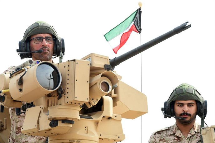 Archivo - Arquivo - (211202) -- JAHRA (KUWAIT), 2 de dezembro de 2021 (Xinhua) -- Soldados aguardam para participar de um exercício militar na província de Jahra, no Kuwait, em 2 de dezembro de 2021. As forças armadas do Kuwait permanecem preparadas para 