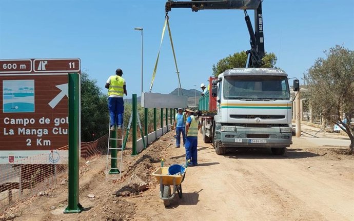 Imágenes de archivo de la colocación de pantallas en la autovía de La Manga a la altura de Los Belones.