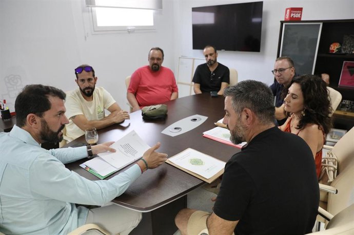 El secretario general del PSOE de Extremadura, Álvaro Sánchez Cotrina, se reúne con representantes de Asomanca