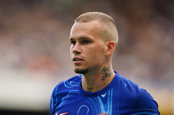 Archivo - FILED - 11 August 2024, United Kingdom, London: Chelsea's Mykhailo Mudryk looks on during friendly soccer match between Chelsea and Inter Milan. The Football Association has notified Chelsea forward Mudryk of "an adverse finding in a routine uri