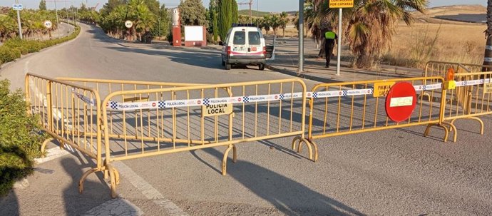 Acceso cortado durante la campaña de control de vertidos ilegales en el Polígono de Los Olivares