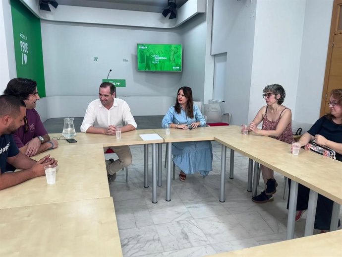 La diputada del PSOE en el Parlamento de Andalucía por Sevilla, Verónica Pérez, y el concejal del Grupo Municipal Socialista en el Ayuntamiento de Sevilla, Nacho González, reunidos con vecinos de Jiménez Becerril.
