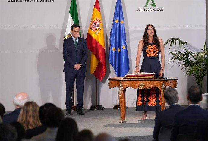 La consejera de Servicios Sociales, Familia e Igualdad, Loles López, toma posesión del cargo durante el acto de imposición de medalla a los consejeros del nuevo Gobierno andaluz.