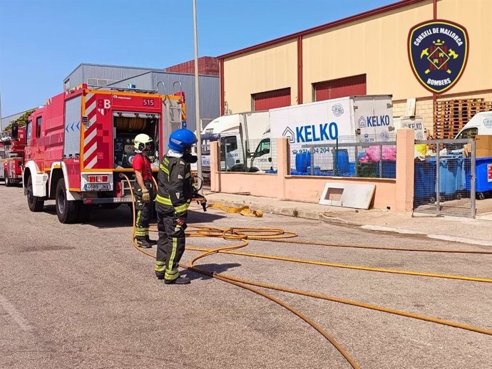 Una furgoneta se incendia en el polígono de Son Llaüt, en Santa Maria