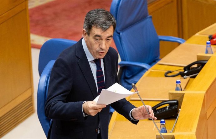 Archivo - El conselleiro de Educación, Román Rodríguez, responde a una pregunta en el Parlamento de Galicia.
