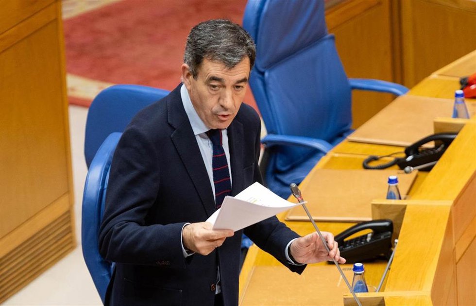 Archivo - El conselleiro de Educación, Román Rodríguez, responde a una pregunta en el Parlamento de Galicia.