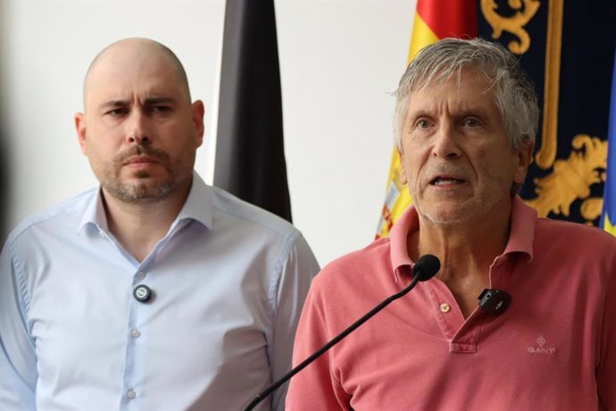 El ministro del Interior, Fernando Grande-Marlaska, junto al delegado del Gobierno en Ceuta, Miguel Ángel Pérez Triano, durante una rueda de prensa en Ceuta a 1 de agosto de 2026.